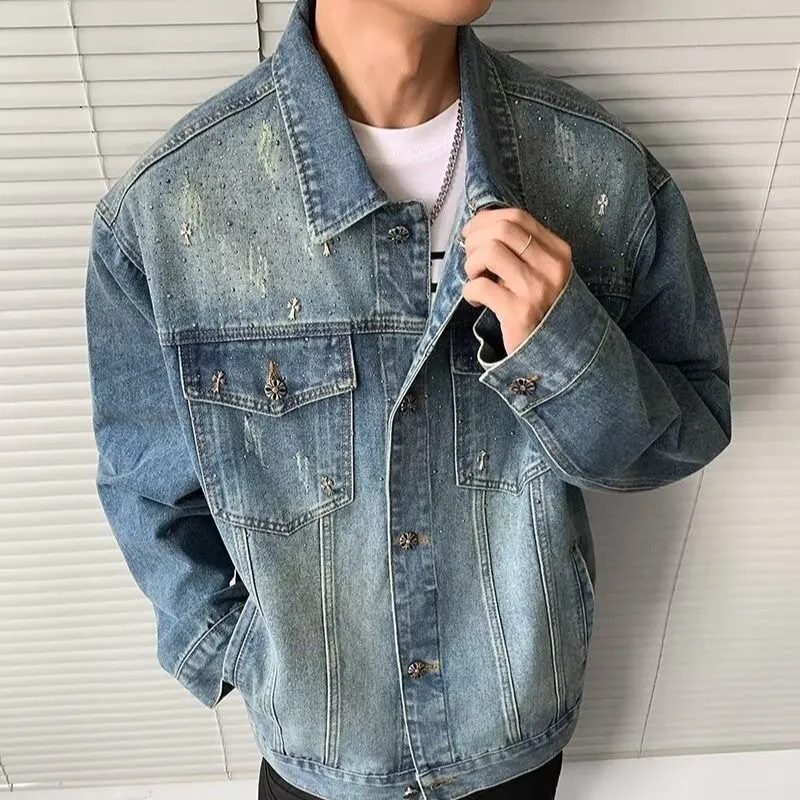 P270 💰 Chrome Hearts Chrome Hearts Cross Hot Diamond Denim Jacket OS version can be worn by both men and women! The fabric is made of twill gauze cotton fabric! The texture is clear and smooth, not easy to wrinkle or fade! The embroidery process is complex and repetitive. There are more than 20 leather labels. It takes 6 repeated embroidery steps to complete the back body. The requirements for the embroidery machine are very strict, and the distance is 45 cm! It won’t work if the spacing is too big, and it won’t work if it’s too small! We make clothes with care, and every detail must be restored one to one! The hardware is all carved and cast, and they are all genuine from the original factory! This piece of clothing consumes a lot of material, with more than 3 meters of material used for one piece of clothing! After the garment is made, it needs to be fixed at high temperature, washed at a water temperature of more than 70 degrees, and softened by adding softener to make the upper body softer and smoother! There is a flap on the sleeve that can be stored into short sleeves! Adapt it to that understanding Color: Picture color Size: S-M-L-XL